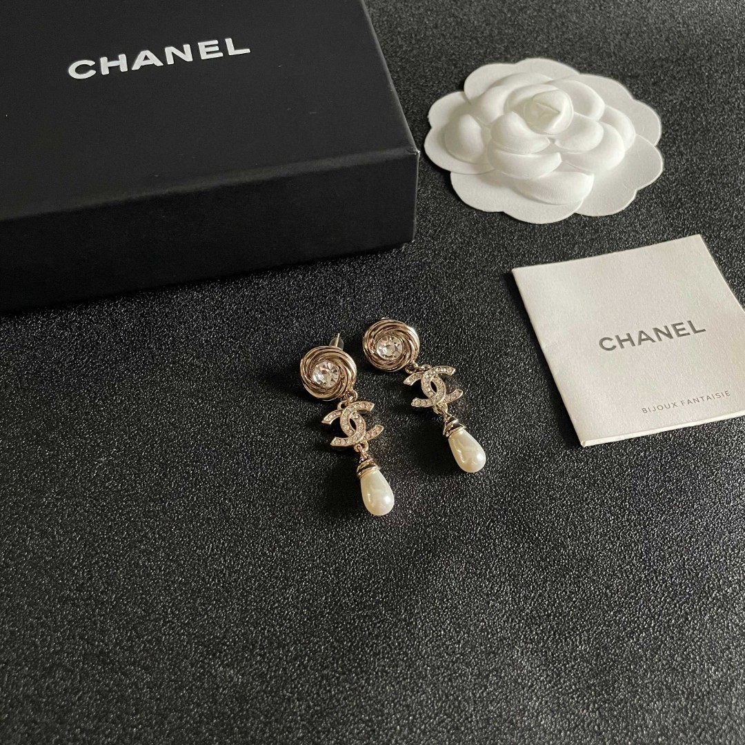  Chanel香奈儿 中古 双C耳钉👀原版复刻logo 小香家的款式真心无需多介绍😘🎶每一款都超好看，精