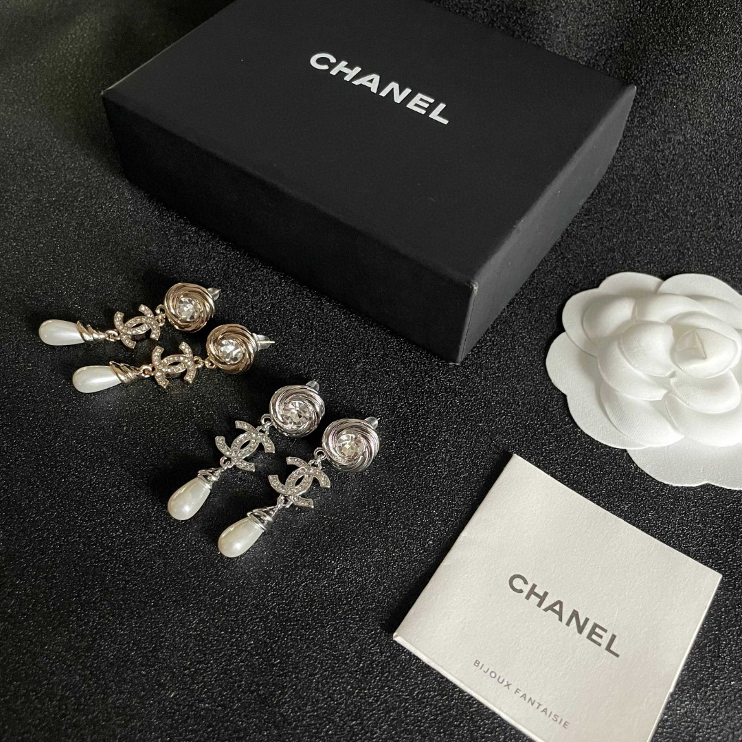  Chanel香奈儿 中古 双C耳钉👀原版复刻logo 小香家的款式真心无需多介绍😘🎶每一款都超好看，精
