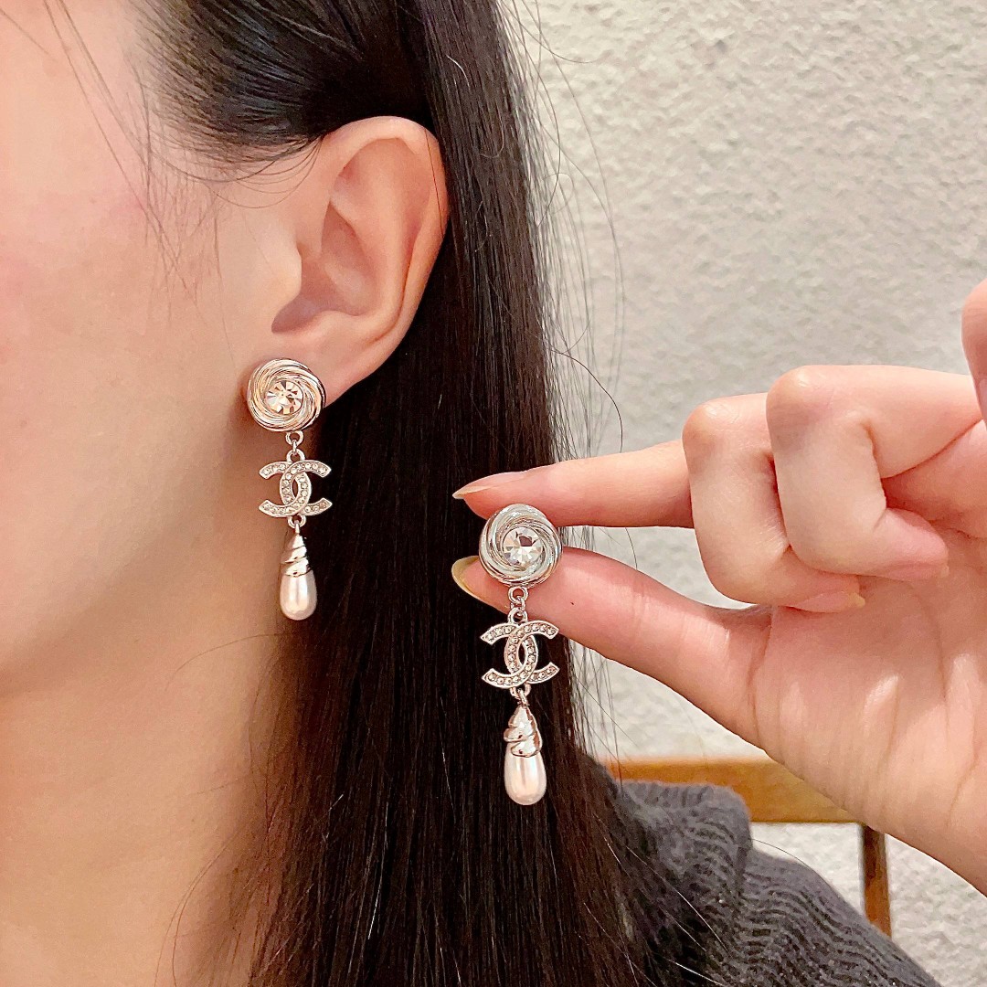  Chanel香奈儿 中古 双C耳钉👀原版复刻logo 小香家的款式真心无需多介绍😘🎶每一款都超好看，精