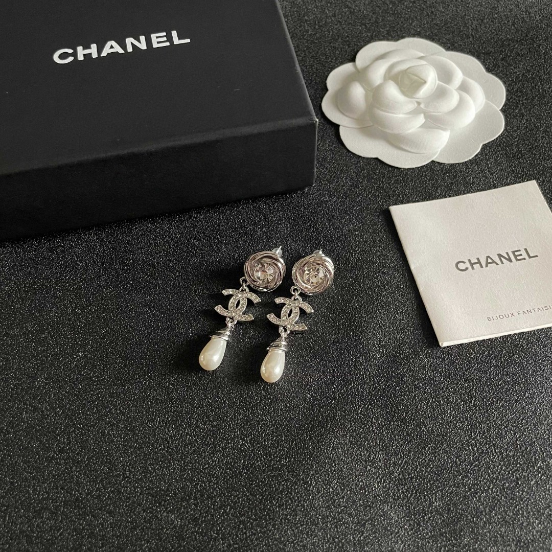  Chanel香奈儿 中古 双C耳钉👀原版复刻logo 小香家的款式真心无需多介绍😘🎶每一款都超好看，精