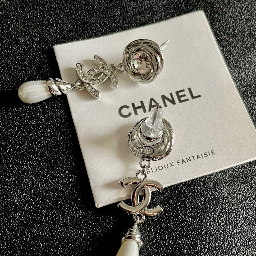  Chanel香奈儿 中古 双C耳钉👀原版复刻logo 小香家的款式真心无需多介绍😘🎶每一款都超好看，精