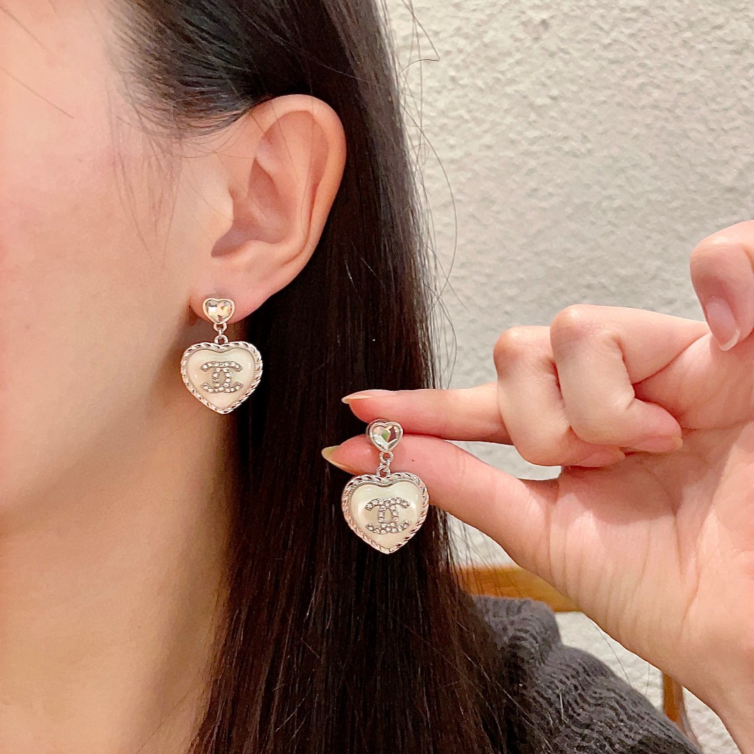  Chanel香奈儿 中古 双C耳钉👀原版复刻logo 小香家的款式真心无需多介绍😘🎶每一款都超好看，精