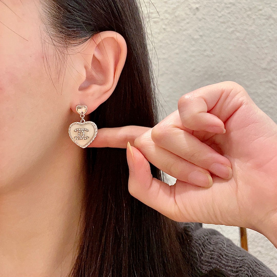  Chanel香奈儿 中古 双C耳钉👀原版复刻logo 小香家的款式真心无需多介绍😘🎶每一款都超好看，精