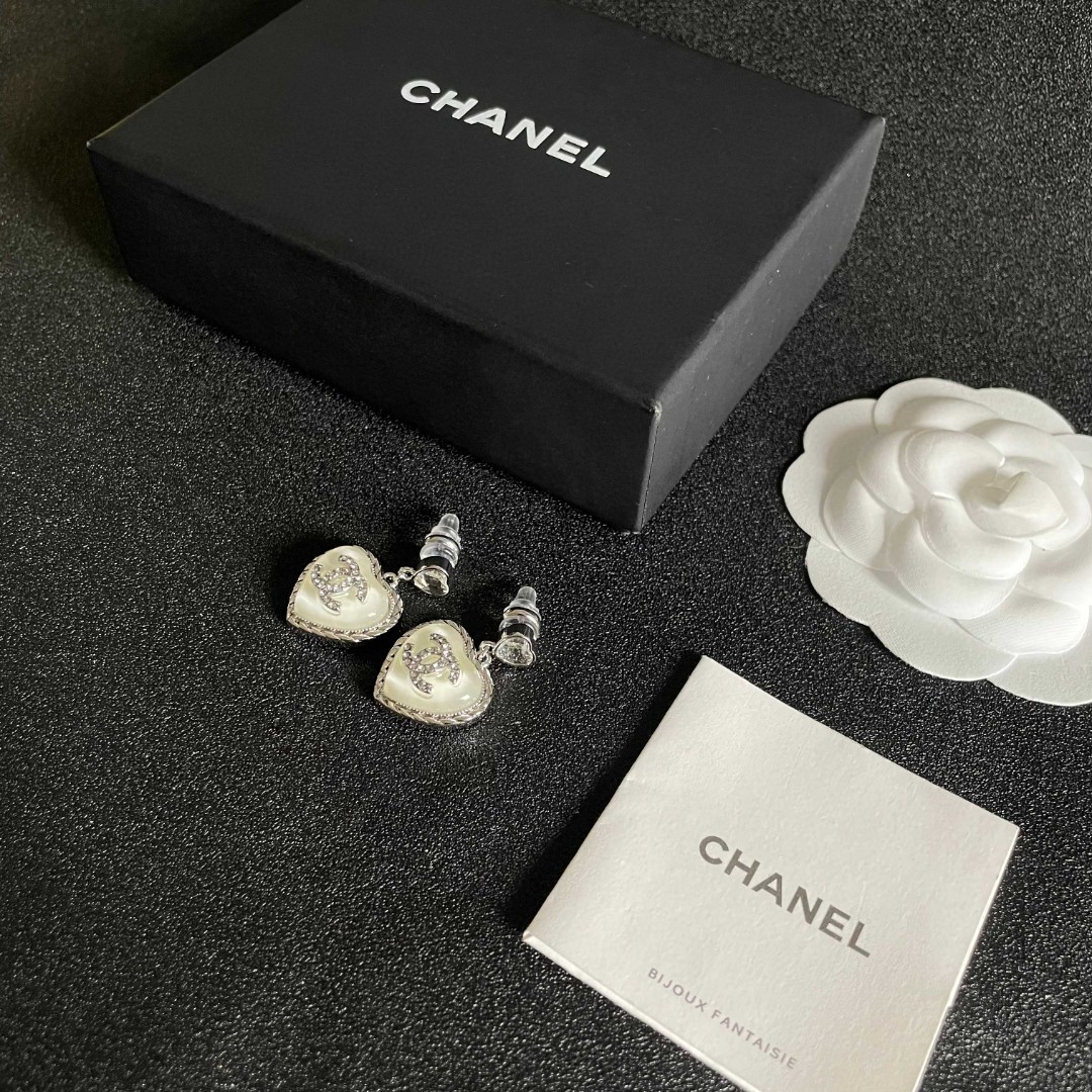  Chanel香奈儿 中古 双C耳钉👀原版复刻logo 小香家的款式真心无需多介绍😘🎶每一款都超好看，精