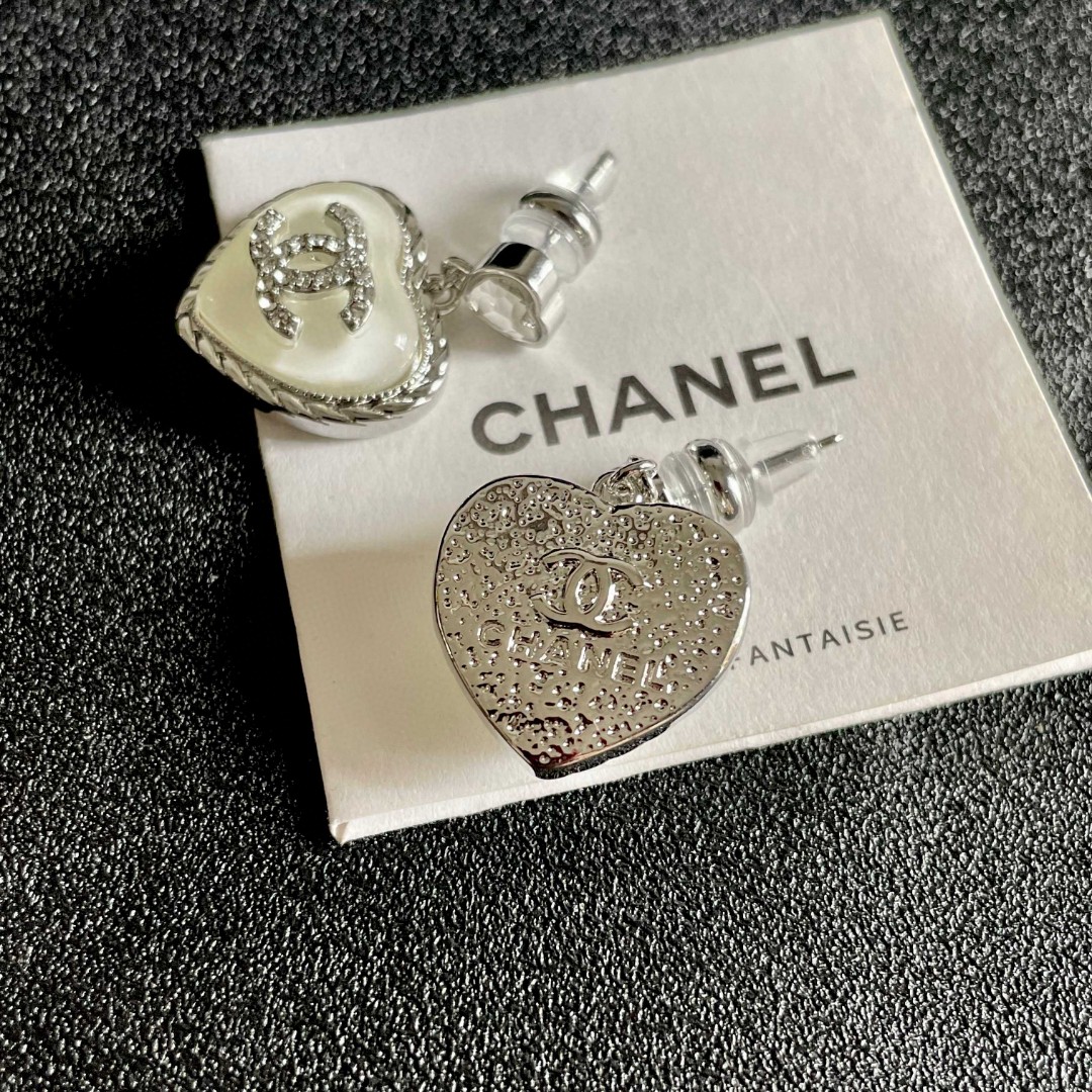  Chanel香奈儿 中古 双C耳钉👀原版复刻logo 小香家的款式真心无需多介绍😘🎶每一款都超好看，精