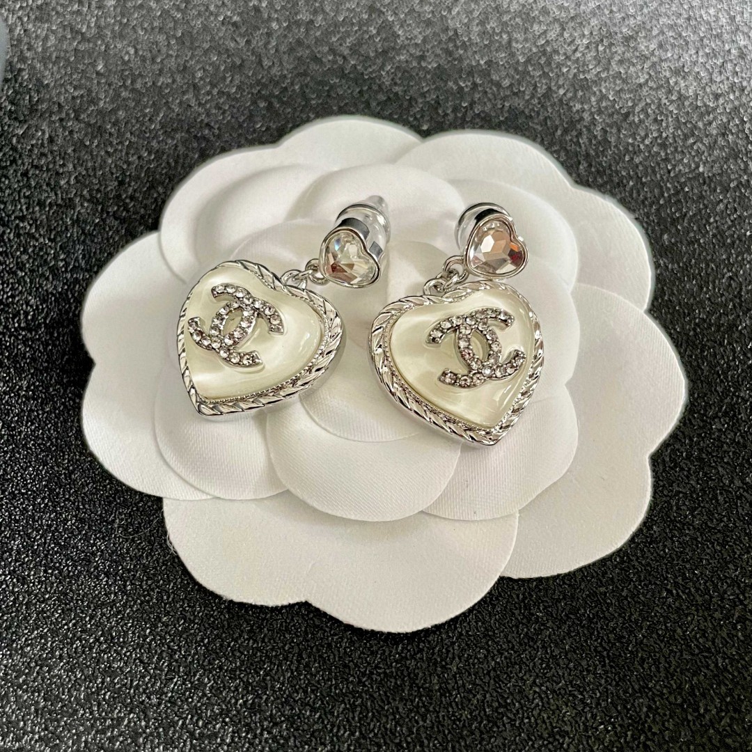  Chanel香奈儿 中古 双C耳钉👀原版复刻logo 小香家的款式真心无需多介绍😘🎶每一款都超好看，精