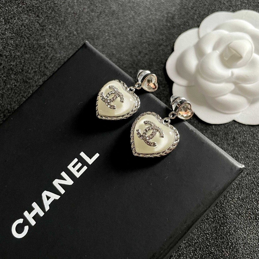  Chanel香奈儿 中古 双C耳钉👀原版复刻logo 小香家的款式真心无需多介绍😘🎶每一款都超好看，精