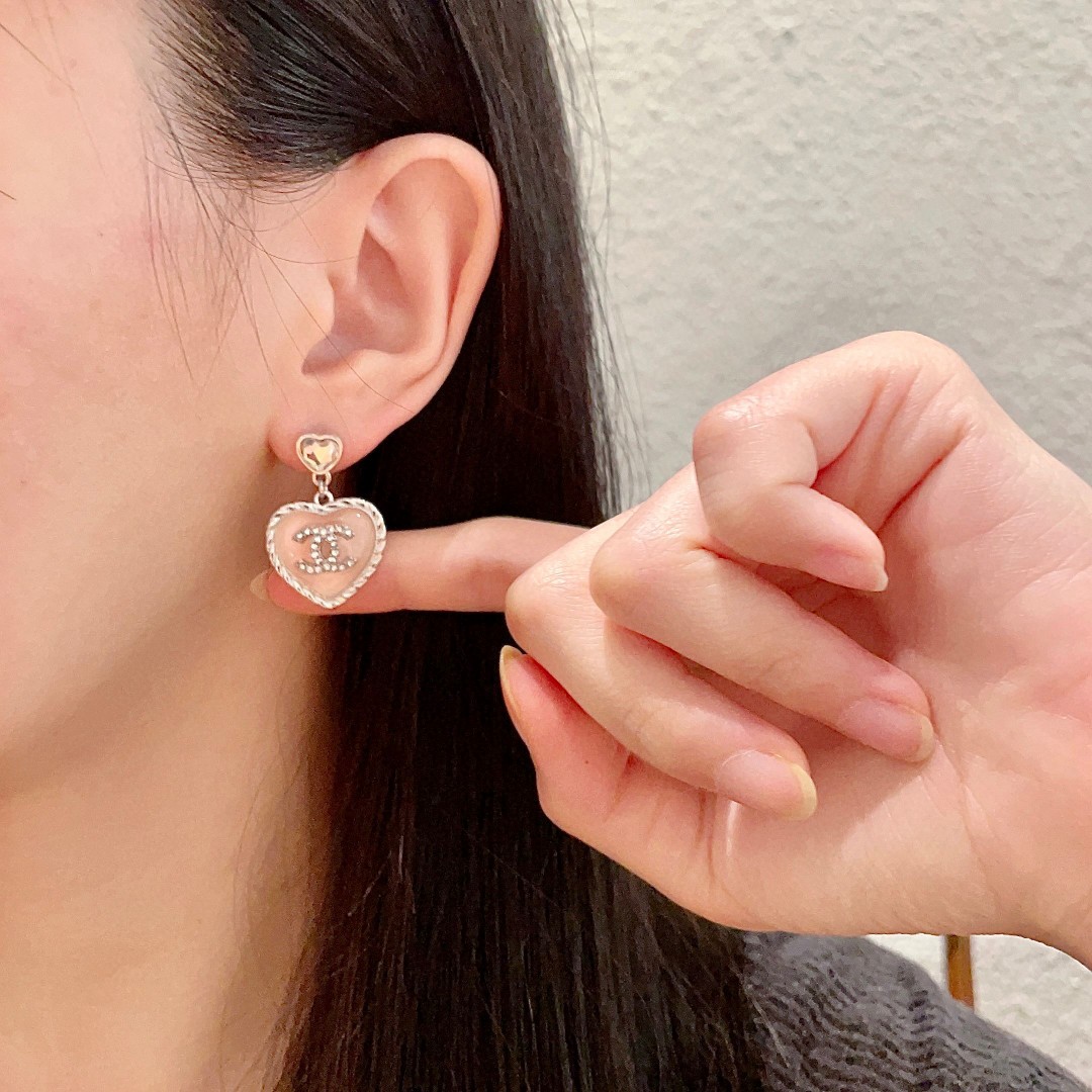  Chanel香奈儿 中古 双C耳钉👀原版复刻logo 小香家的款式真心无需多介绍😘🎶每一款都超好看，精