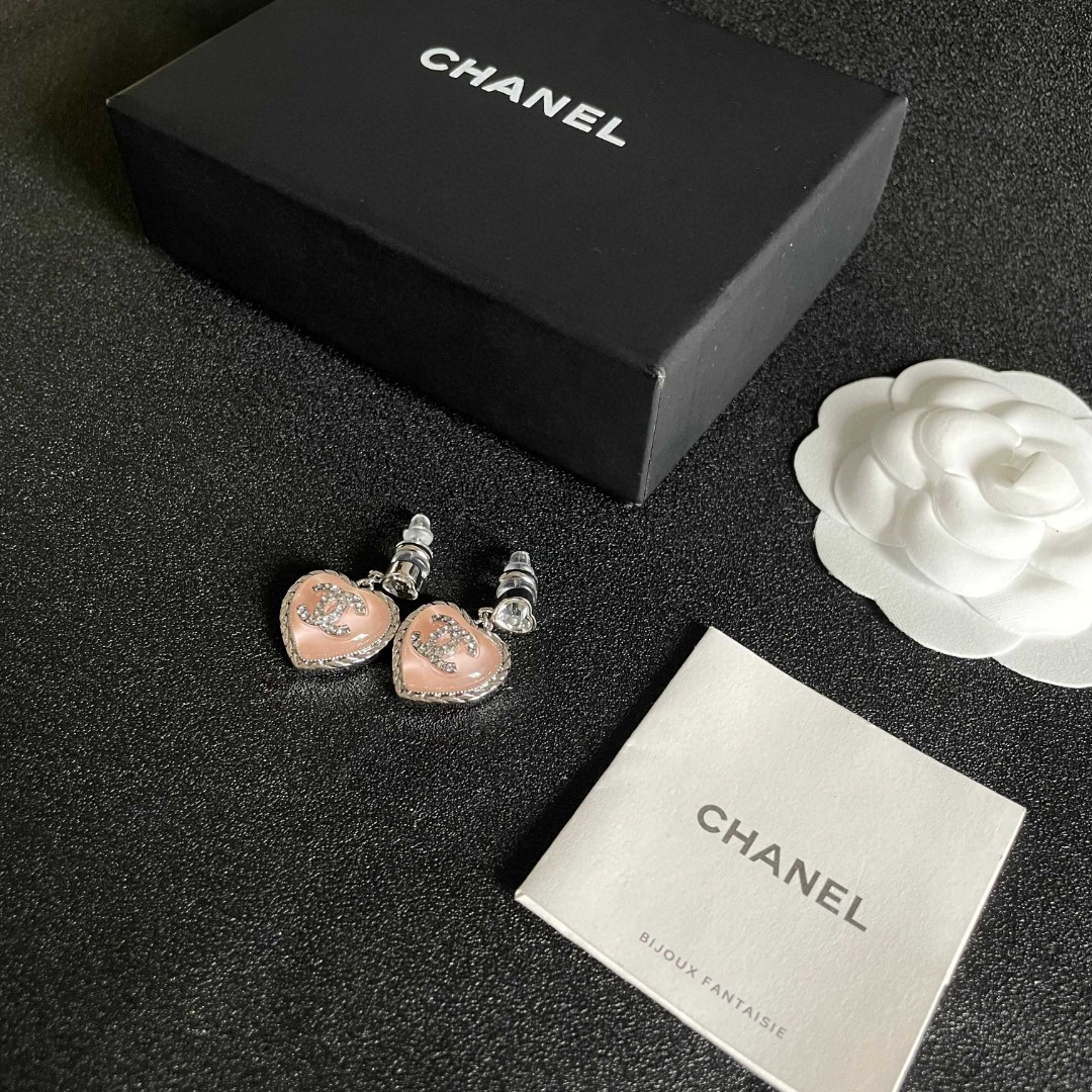  Chanel香奈儿 中古 双C耳钉👀原版复刻logo 小香家的款式真心无需多介绍😘🎶每一款都超好看，精