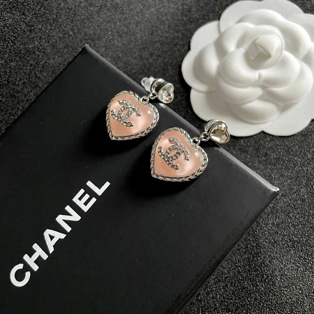  Chanel香奈儿 中古 双C耳钉👀原版复刻logo 小香家的款式真心无需多介绍😘🎶每一款都超好看，精