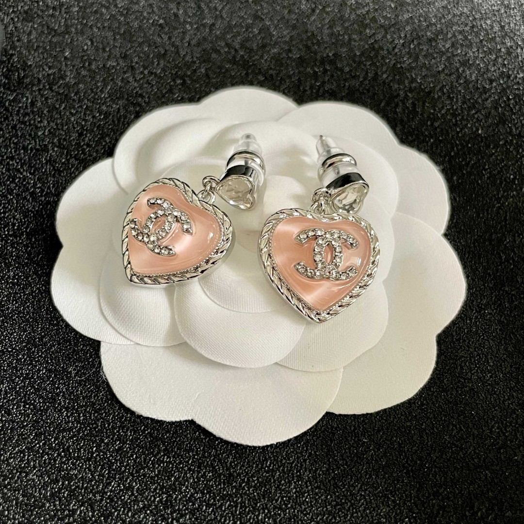  Chanel香奈儿 中古 双C耳钉👀原版复刻logo 小香家的款式真心无需多介绍😘🎶每一款都超好看，精