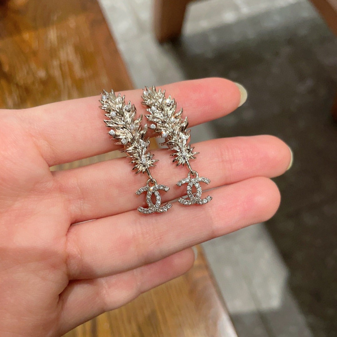  Chanel香奈儿 中古 双C耳钉👀原版复刻logo 小香家的款式真心无需多介绍😘🎶每一款都超好看，精