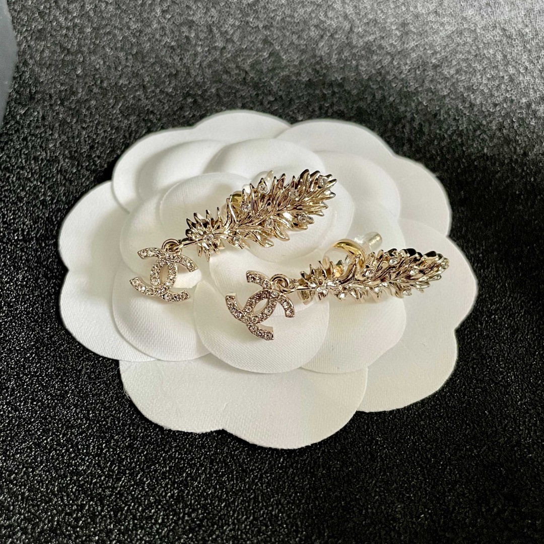  Chanel香奈儿 中古 双C耳钉👀原版复刻logo 小香家的款式真心无需多介绍😘🎶每一款都超好看，精