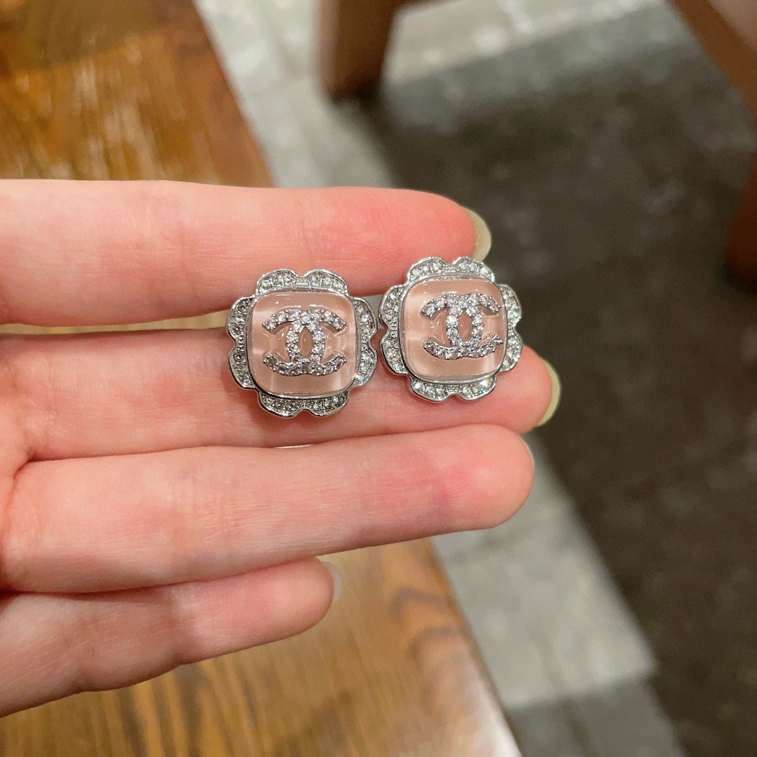  Chanel香奈儿 中古 双C耳钉👀原版复刻logo 小香家的款式真心无需多介绍😘🎶每一款都超好看，精