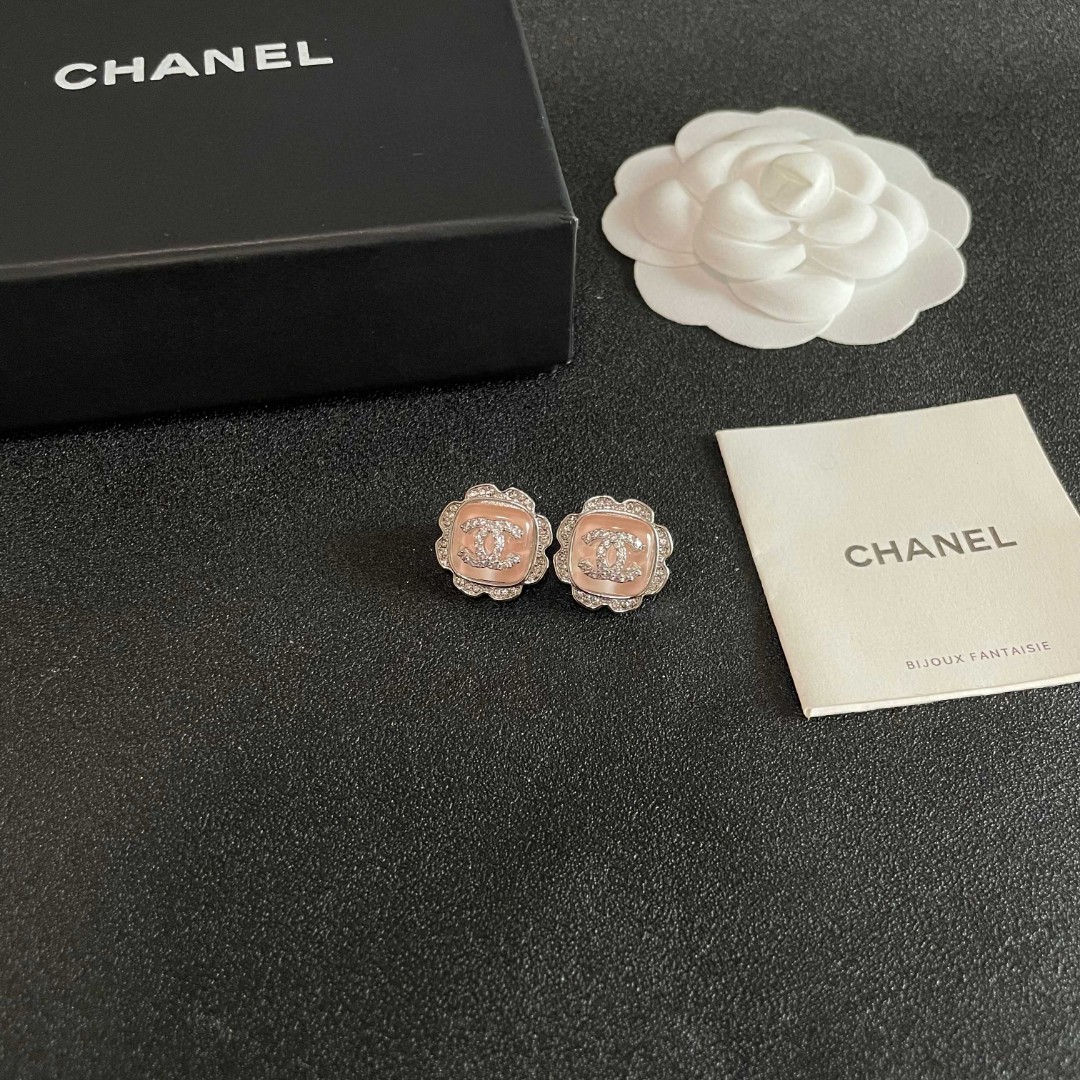  Chanel香奈儿 中古 双C耳钉👀原版复刻logo 小香家的款式真心无需多介绍😘🎶每一款都超好看，精