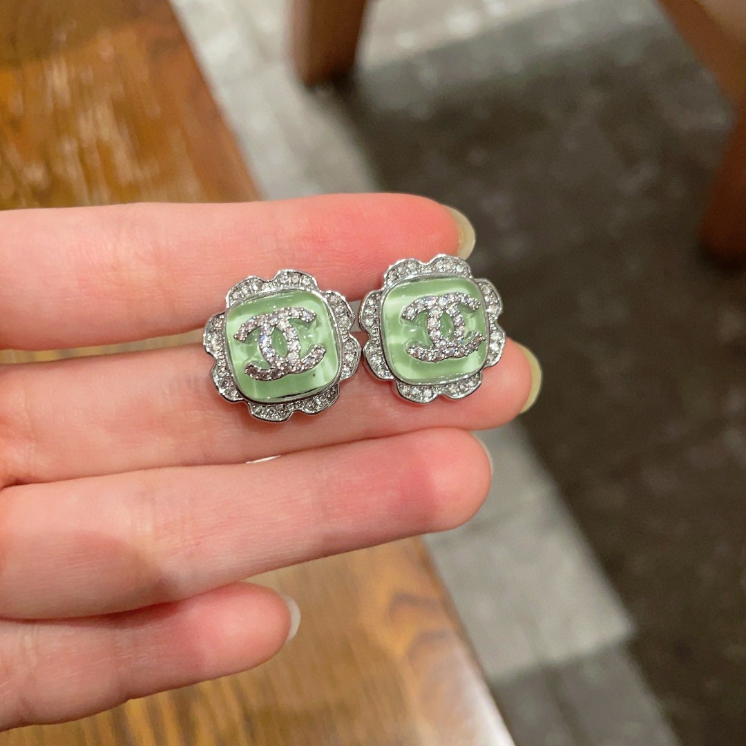  Chanel香奈儿 中古 双C耳钉👀原版复刻logo 小香家的款式真心无需多介绍😘🎶每一款都超好看，精