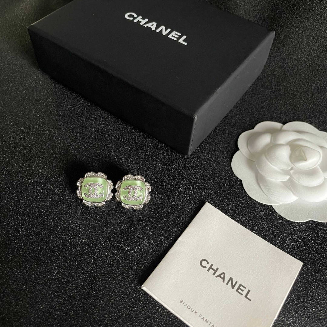 Chanel香奈儿 中古 双C耳钉👀原版复刻logo 小香家的款式真心无需多介绍😘🎶每一款都超好看，精
