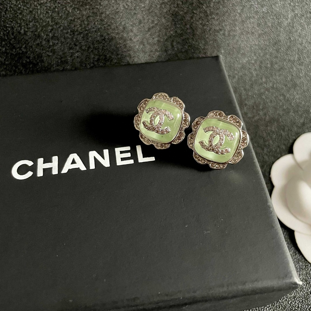  Chanel香奈儿 中古 双C耳钉👀原版复刻logo 小香家的款式真心无需多介绍😘🎶每一款都超好看，精
