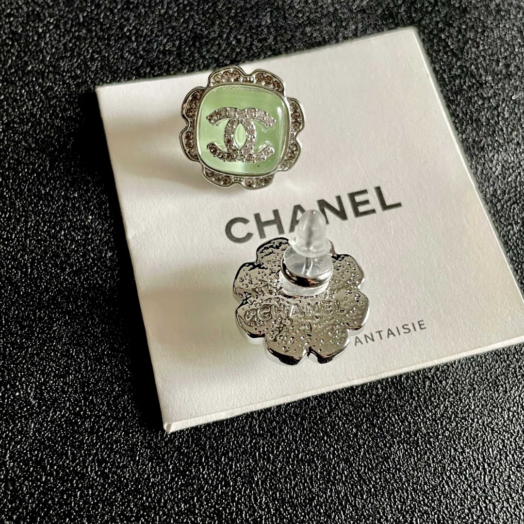  Chanel香奈儿 中古 双C耳钉👀原版复刻logo 小香家的款式真心无需多介绍😘🎶每一款都超好看，精