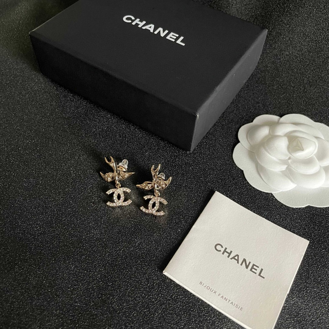  Chanel香奈儿 中古 双C耳钉👀原版复刻logo 小香家的款式真心无需多介绍😘🎶每一款都超好看，精