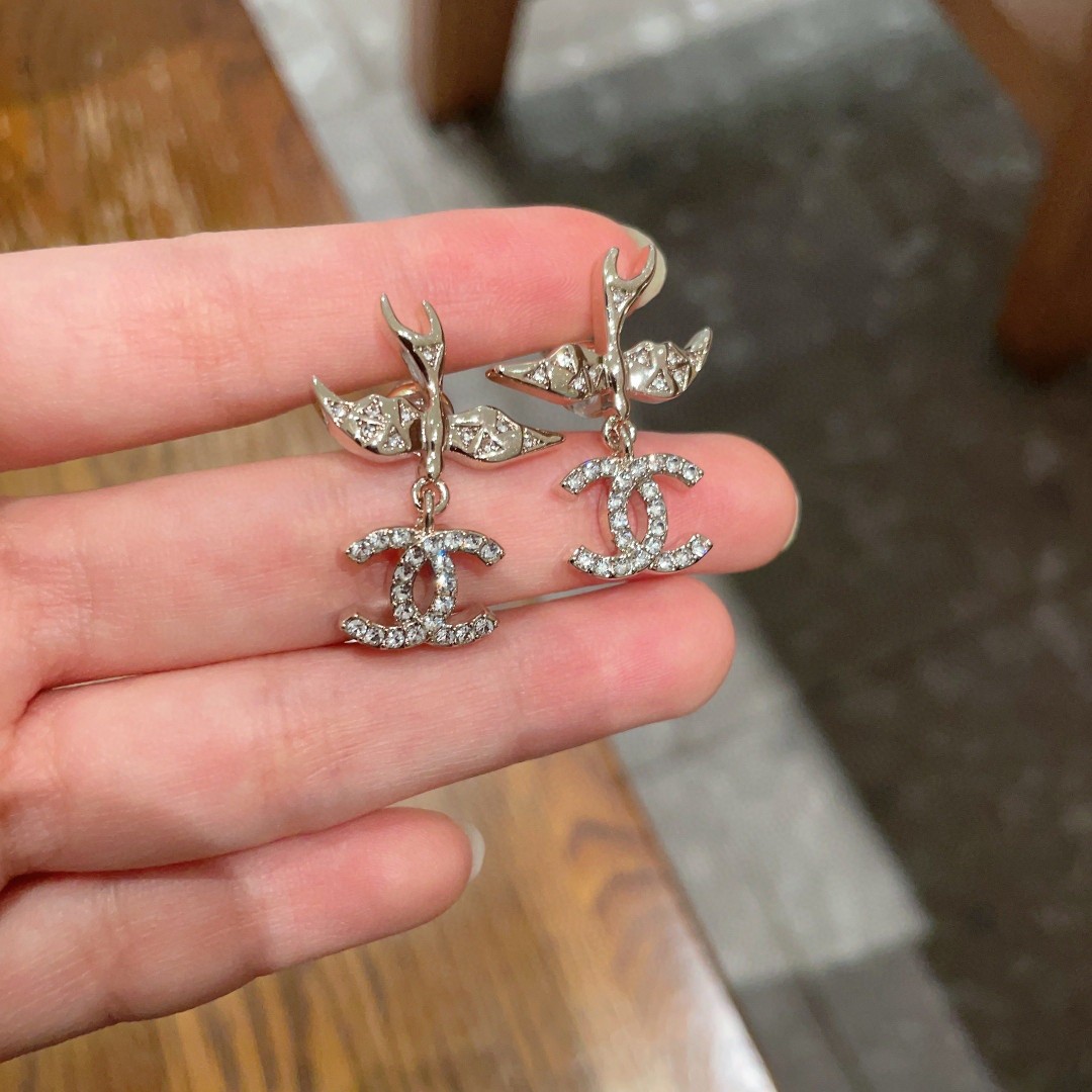  Chanel香奈儿 中古 双C耳钉👀原版复刻logo 小香家的款式真心无需多介绍😘🎶每一款都超好看，精