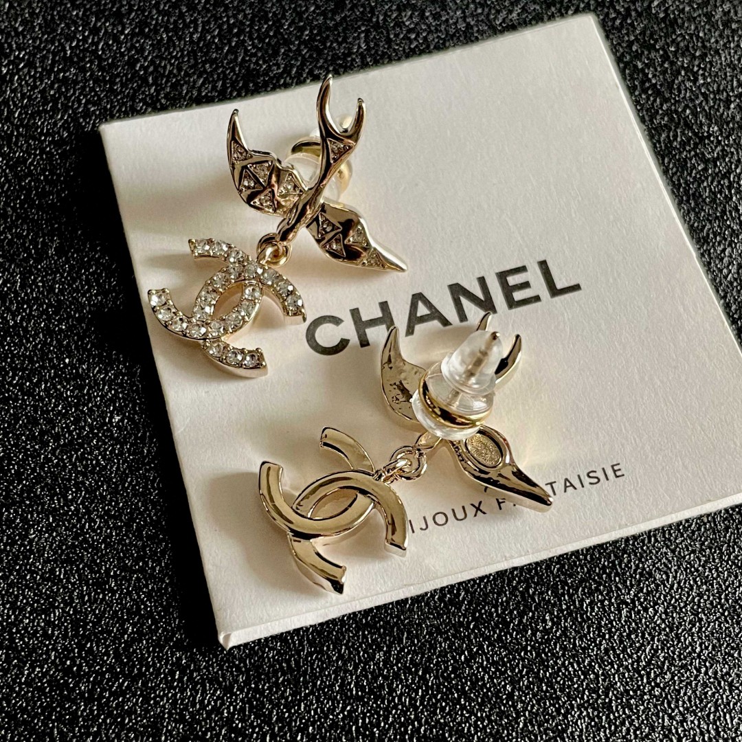  Chanel香奈儿 中古 双C耳钉👀原版复刻logo 小香家的款式真心无需多介绍😘🎶每一款都超好看，精