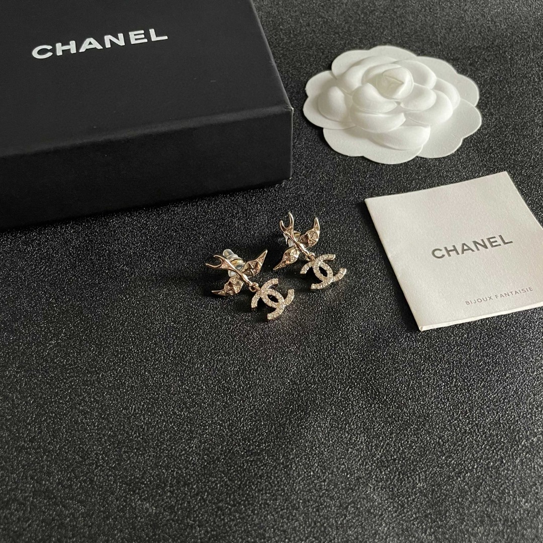  Chanel香奈儿 中古 双C耳钉👀原版复刻logo 小香家的款式真心无需多介绍😘🎶每一款都超好看，精