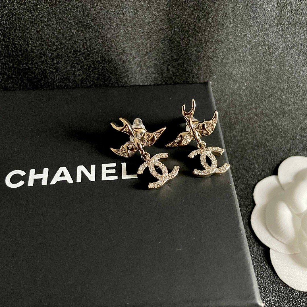  Chanel香奈儿 中古 双C耳钉👀原版复刻logo 小香家的款式真心无需多介绍😘🎶每一款都超好看，精