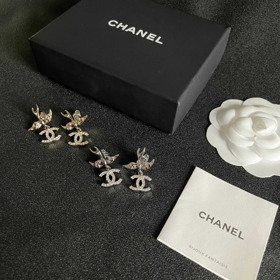  Chanel香奈儿 中古 双C耳钉👀原版复刻logo 小香家的款式真心无需多介绍😘🎶每一款都超好看，精