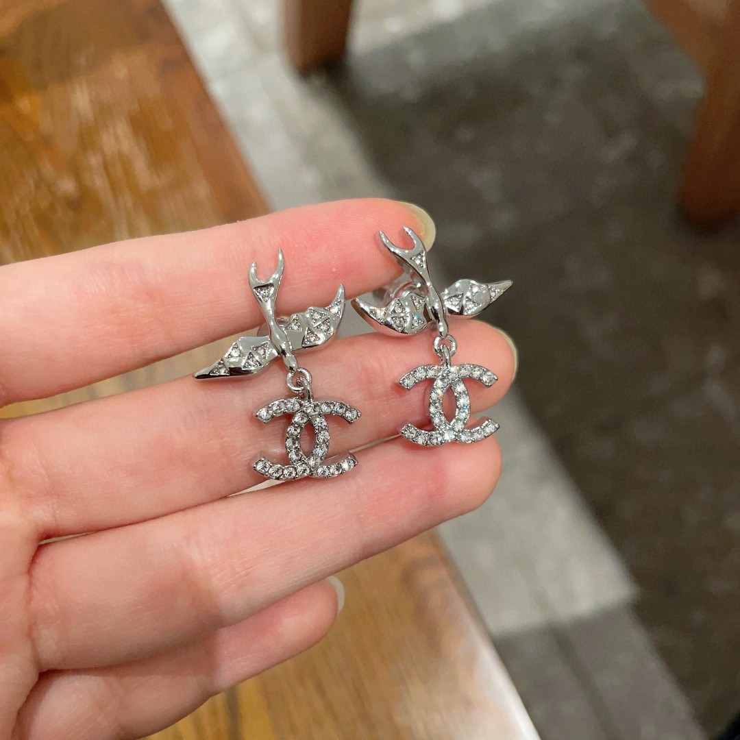  Chanel香奈儿 中古 双C耳钉👀原版复刻logo 小香家的款式真心无需多介绍😘🎶每一款都超好看，精