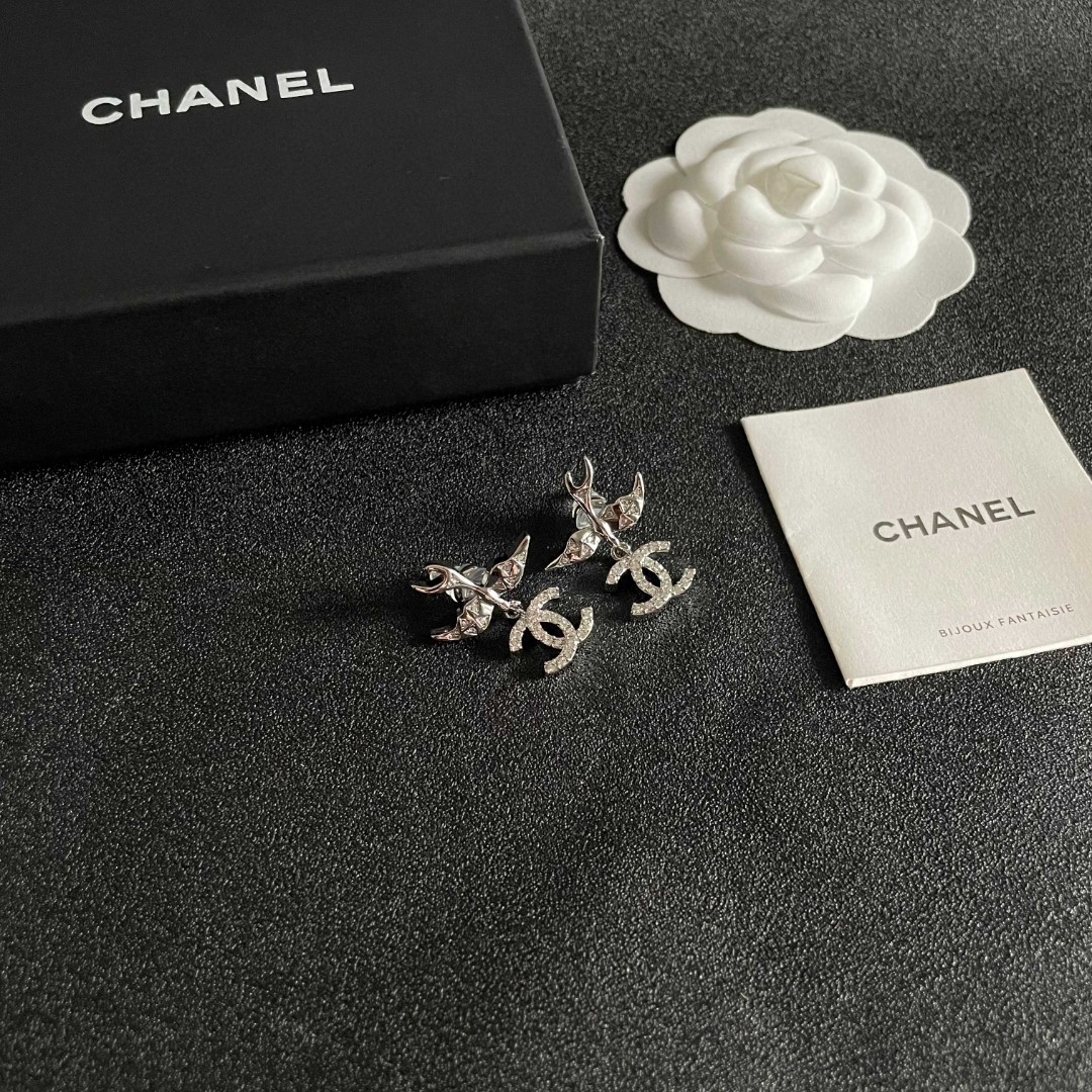  Chanel香奈儿 中古 双C耳钉👀原版复刻logo 小香家的款式真心无需多介绍😘🎶每一款都超好看，精