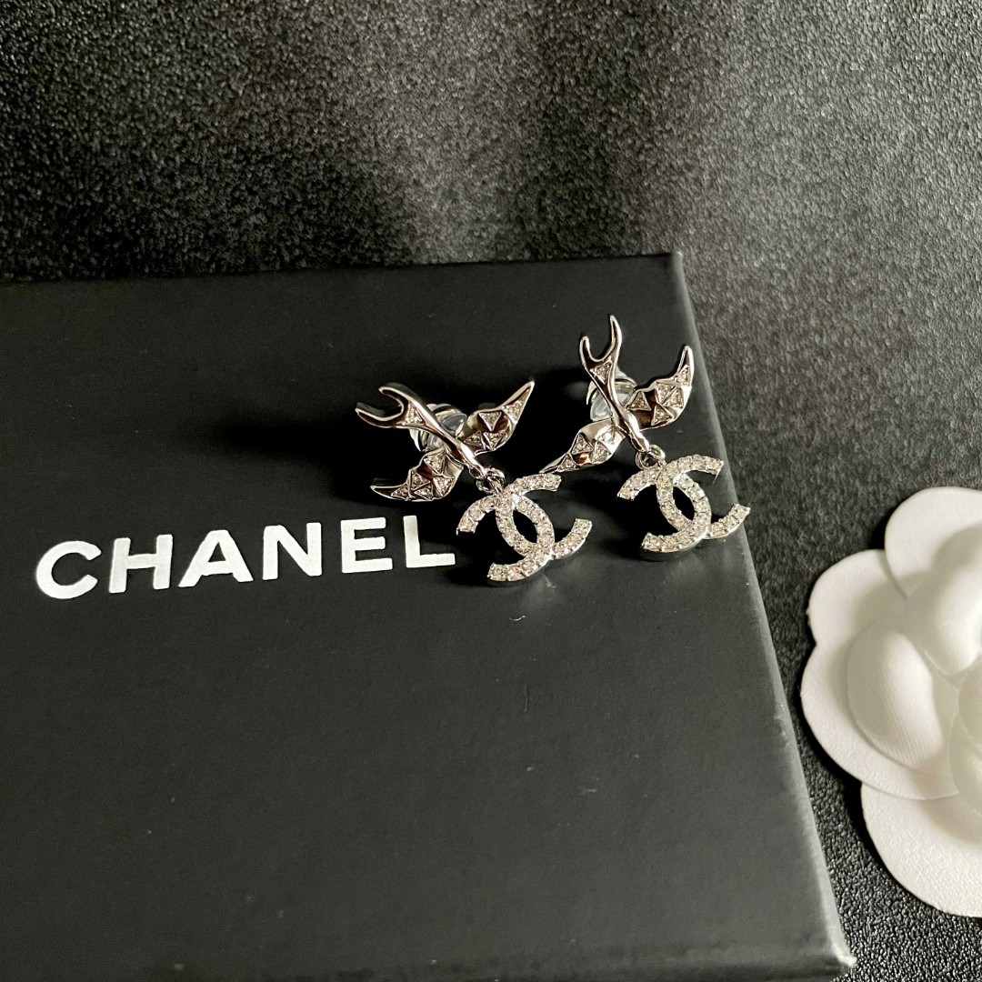  Chanel香奈儿 中古 双C耳钉👀原版复刻logo 小香家的款式真心无需多介绍😘🎶每一款都超好看，精