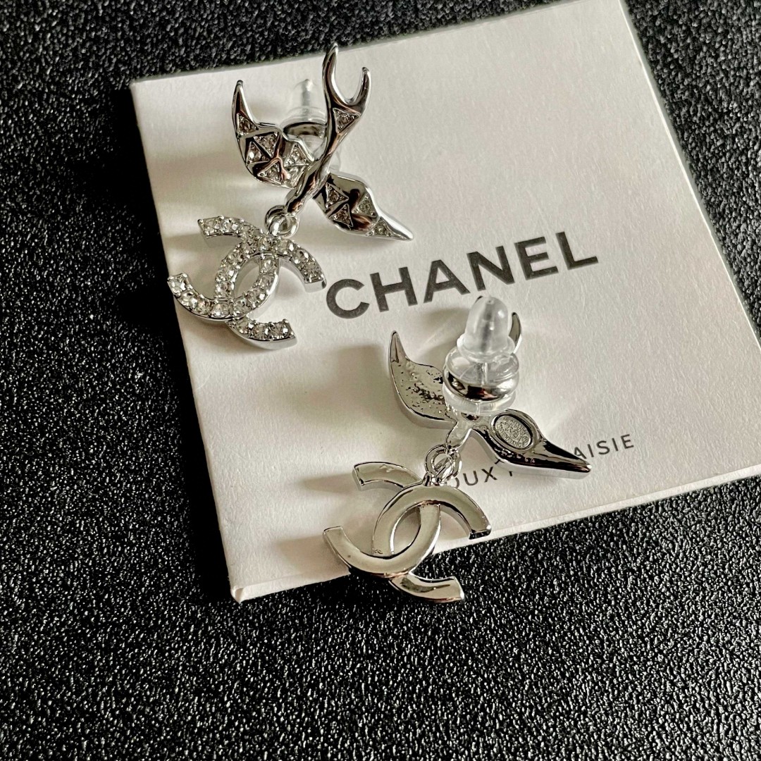  Chanel香奈儿 中古 双C耳钉👀原版复刻logo 小香家的款式真心无需多介绍😘🎶每一款都超好看，精
