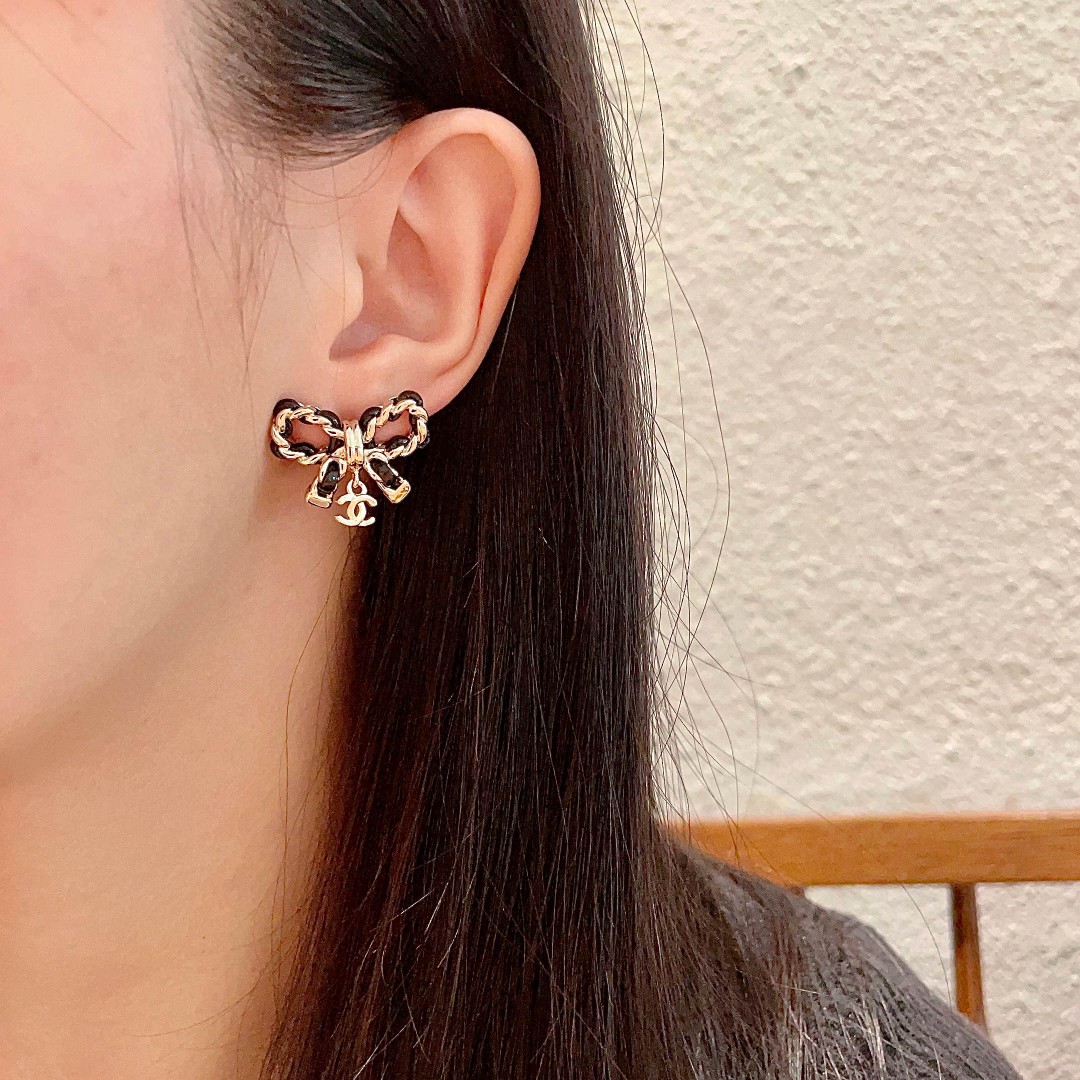  Chanel香奈儿 中古 双C耳钉👀原版复刻logo 小香家的款式真心无需多介绍😘🎶每一款都超好看，精