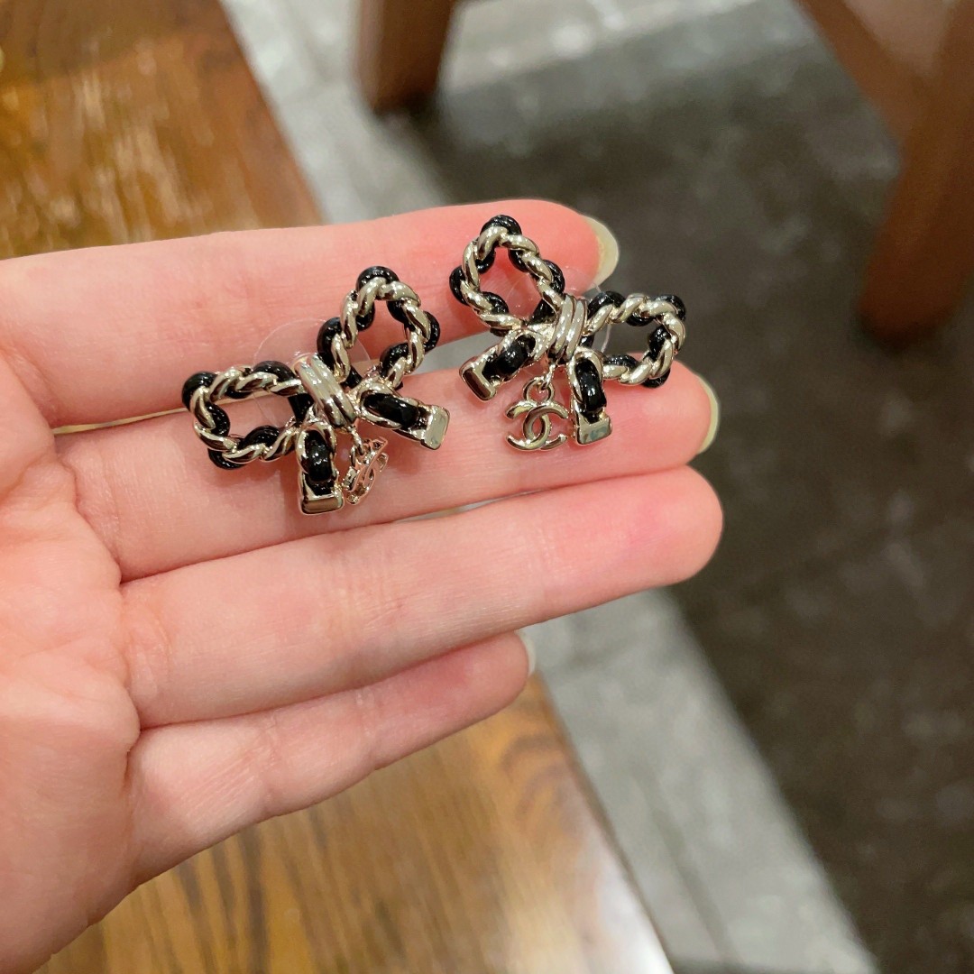  Chanel香奈儿 中古 双C耳钉👀原版复刻logo 小香家的款式真心无需多介绍😘🎶每一款都超好看，精