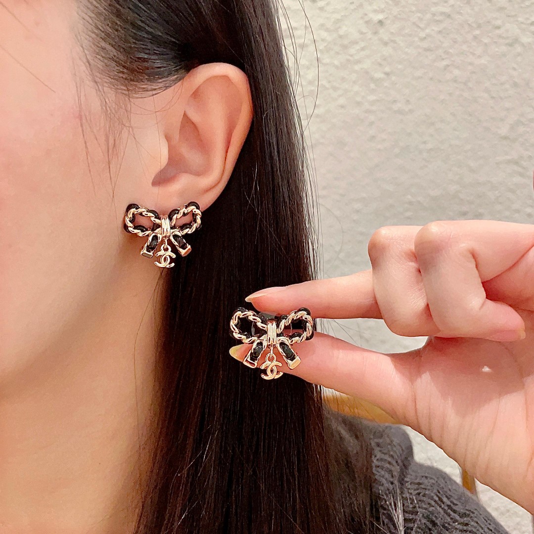  Chanel香奈儿 中古 双C耳钉👀原版复刻logo 小香家的款式真心无需多介绍😘🎶每一款都超好看，精