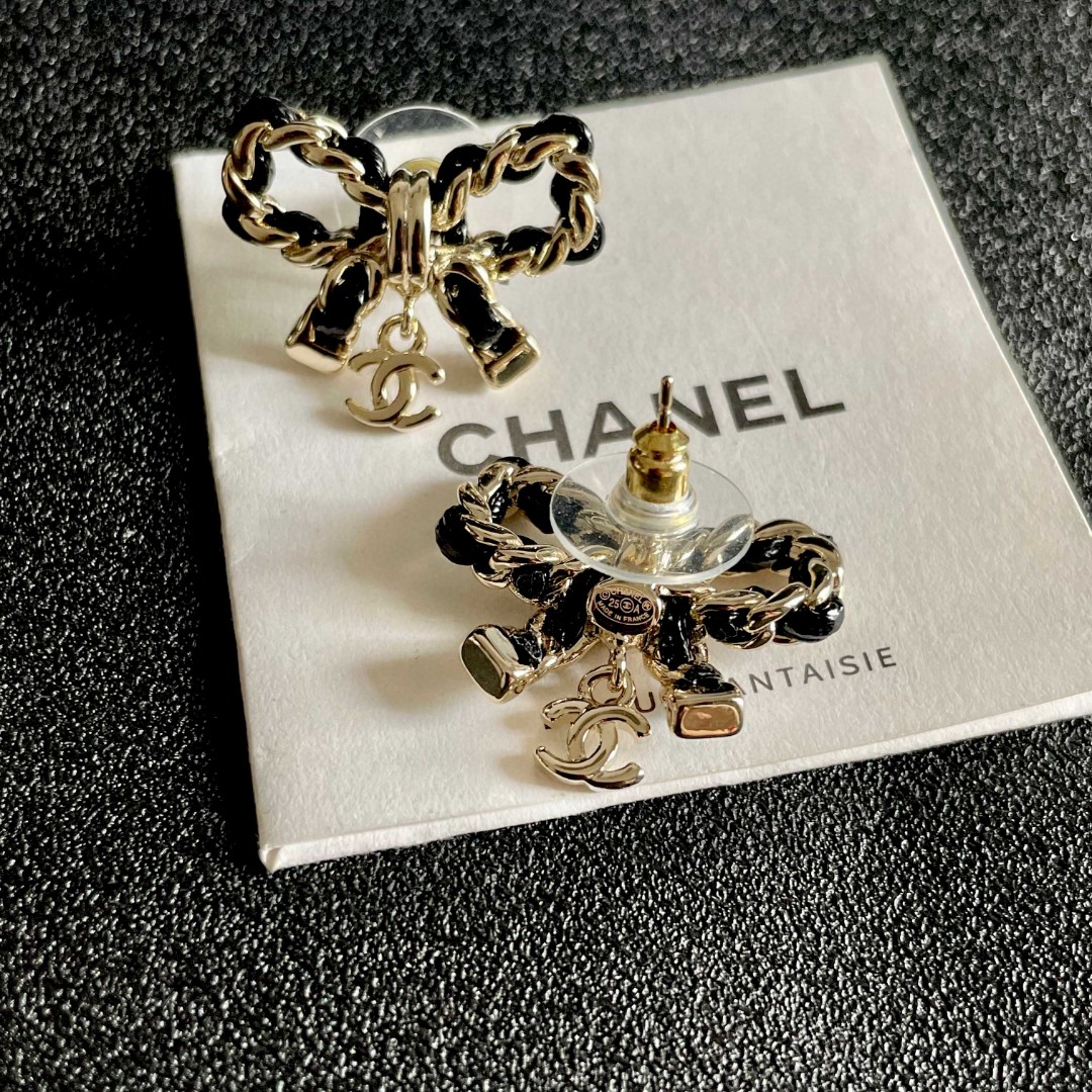  Chanel香奈儿 中古 双C耳钉👀原版复刻logo 小香家的款式真心无需多介绍😘🎶每一款都超好看，精
