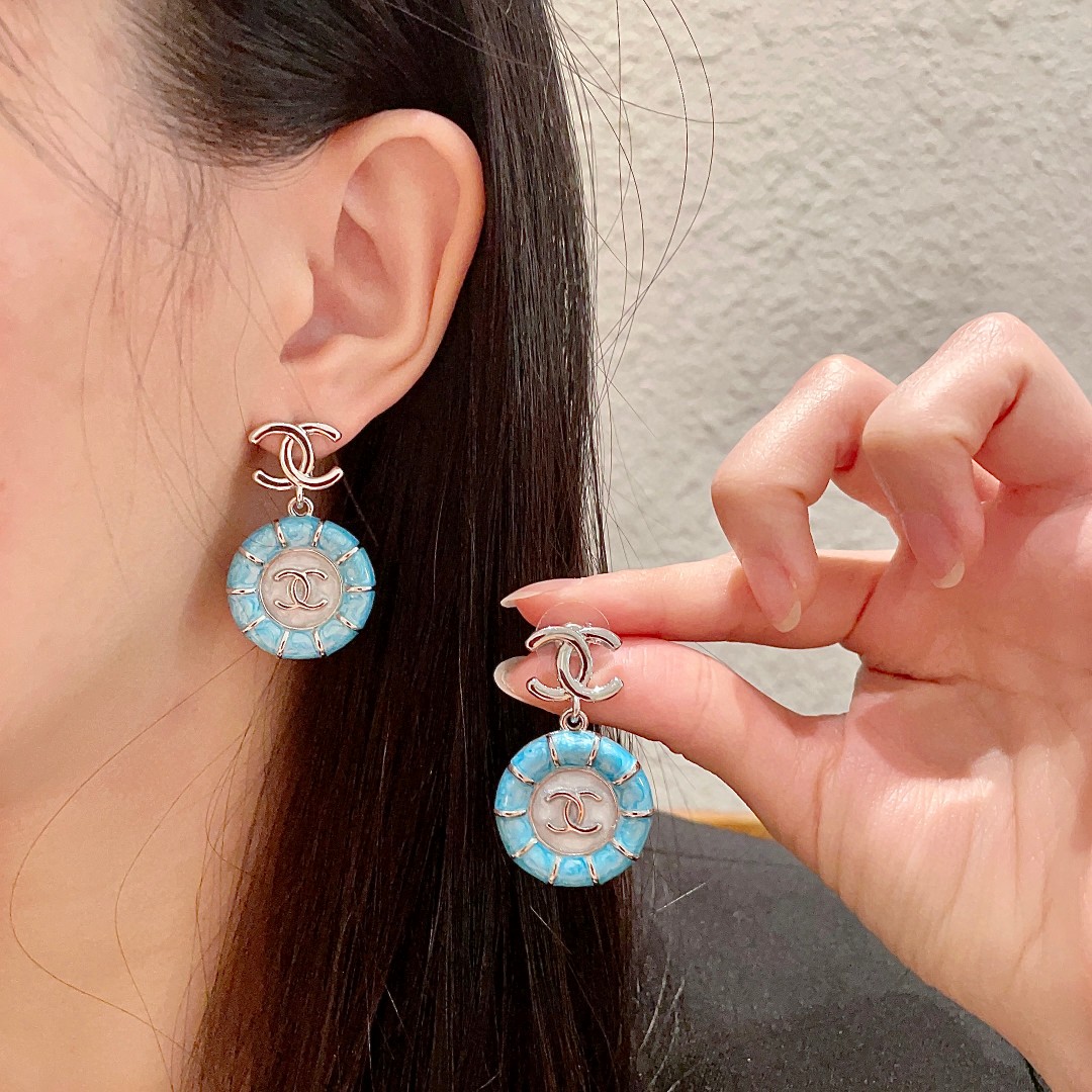  Chanel香奈儿 中古 耳钉👀小香家的款式真心无需多介绍😘🎶每一款都超好看，精致大方，非常显气质