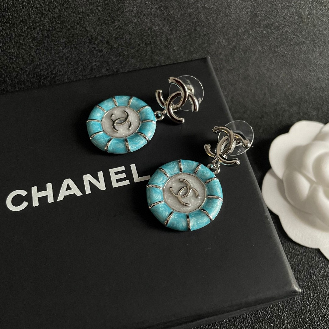  Chanel香奈儿 中古 耳钉👀小香家的款式真心无需多介绍😘🎶每一款都超好看，精致大方，非常显气质