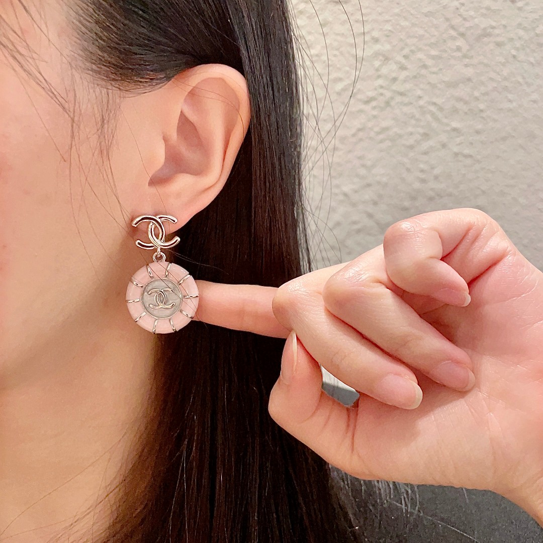  Chanel香奈儿 中古 耳钉👀小香家的款式真心无需多介绍😘🎶每一款都超好看，精致大方，非常显气质