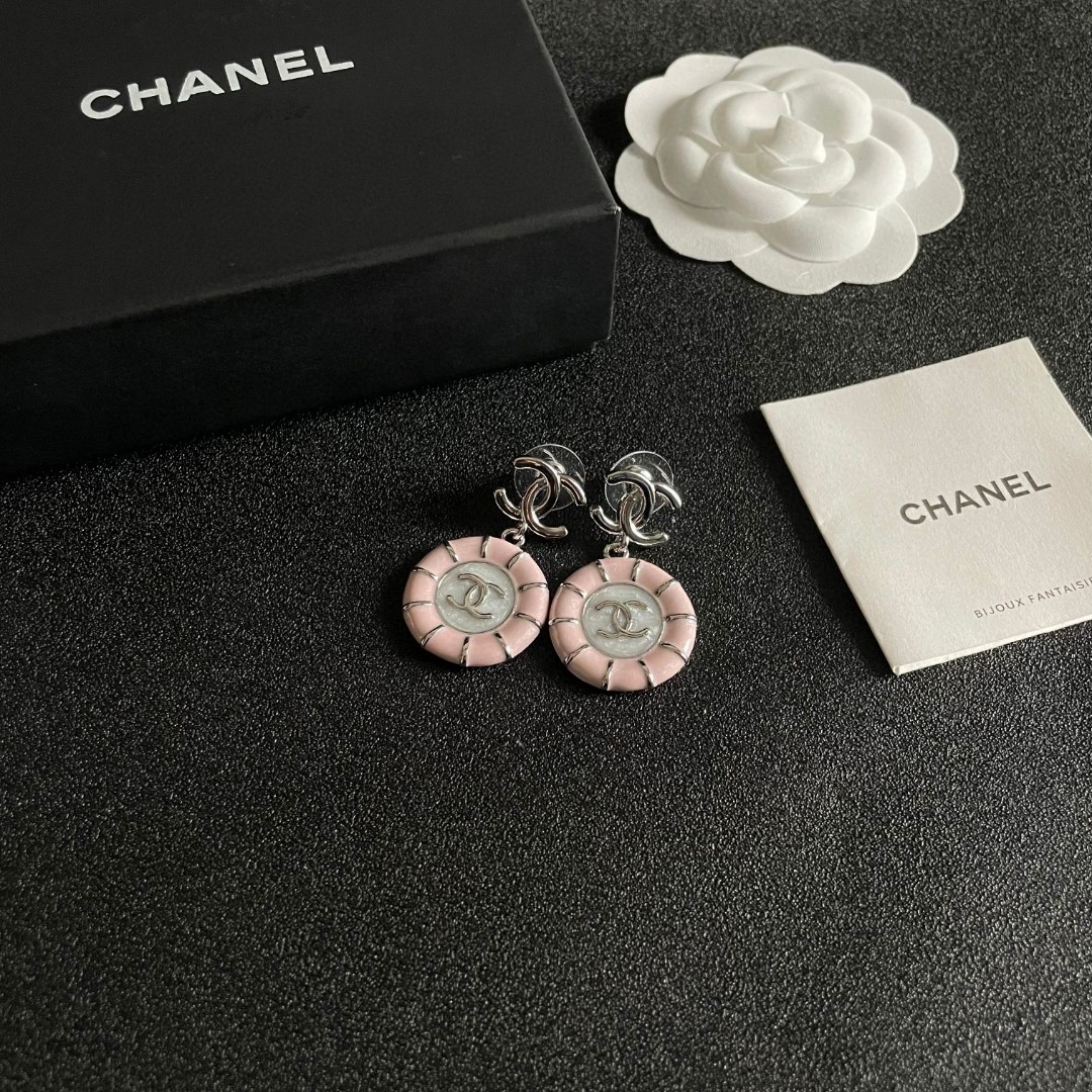  Chanel香奈儿 中古 耳钉👀小香家的款式真心无需多介绍😘🎶每一款都超好看，精致大方，非常显气质