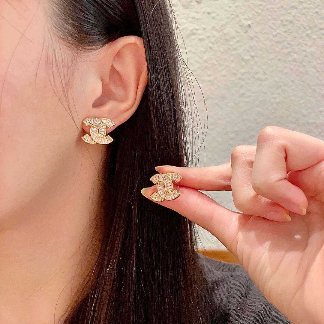  Chanel香奈儿 中古 双C耳钉👀原版复刻logo 小香家的款式真心无需多介绍😘🎶每一款都超好看，精