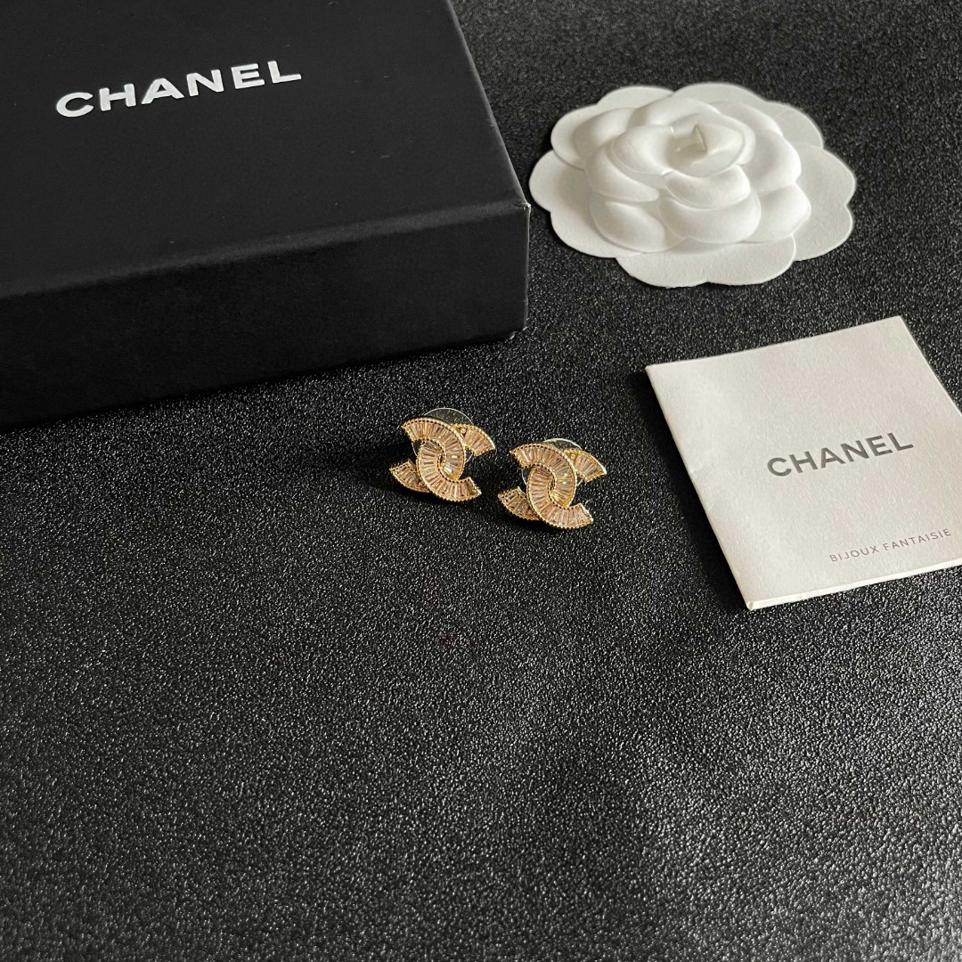  Chanel香奈儿 中古 双C耳钉👀原版复刻logo 小香家的款式真心无需多介绍😘🎶每一款都超好看，精