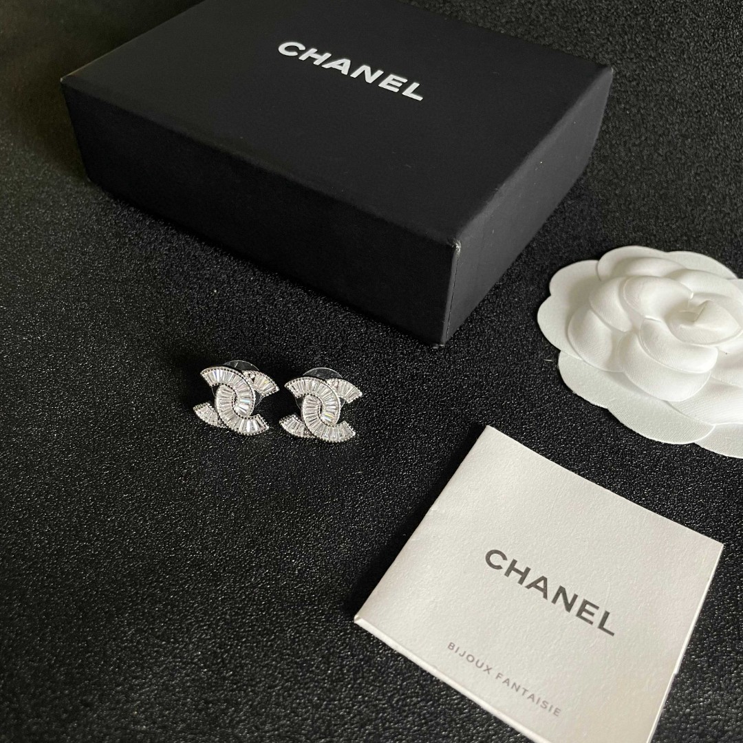  Chanel香奈儿 中古 双C耳钉👀原版复刻logo 小香家的款式真心无需多介绍😘🎶每一款都超好看，精
