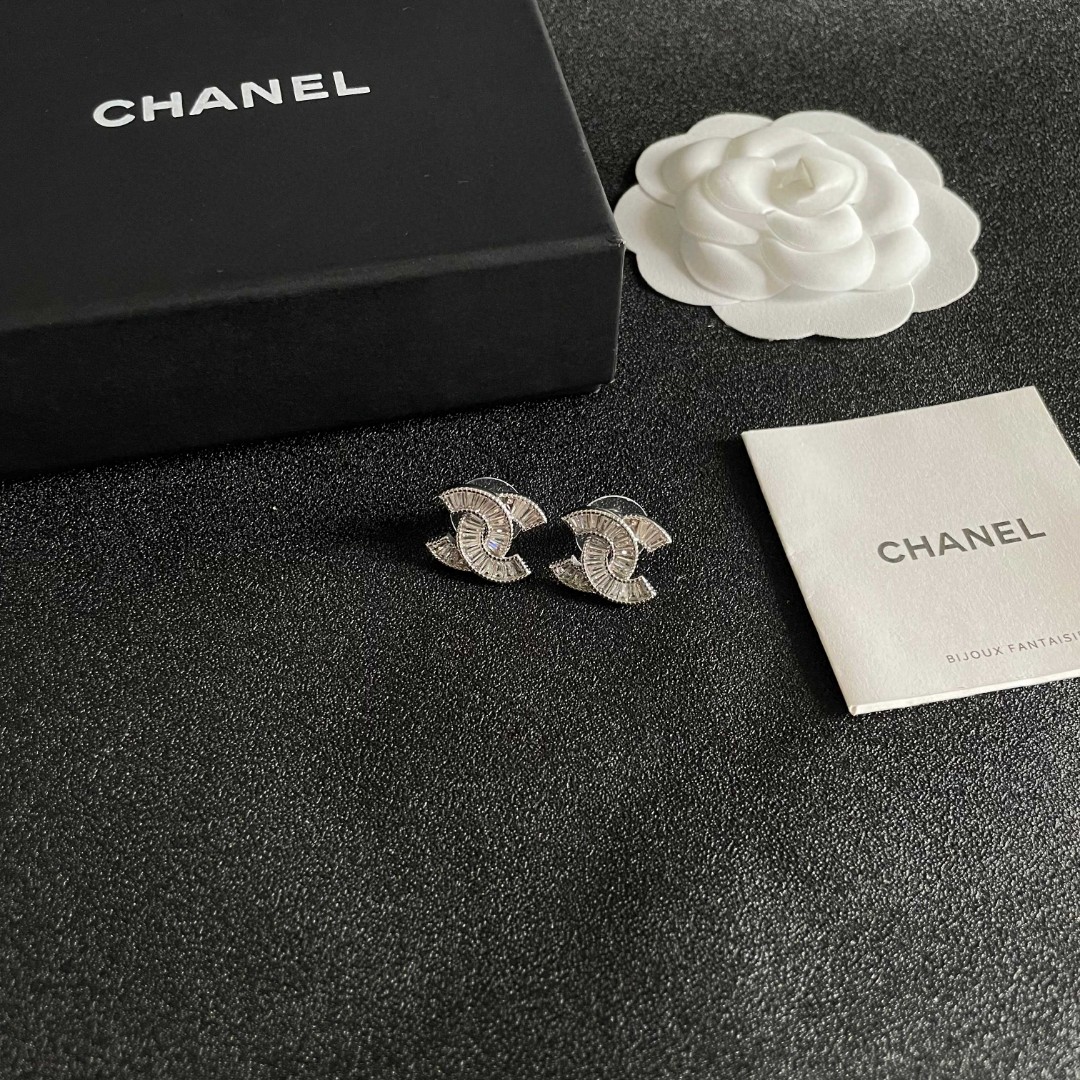  Chanel香奈儿 中古 双C耳钉👀原版复刻logo 小香家的款式真心无需多介绍😘🎶每一款都超好看，精
