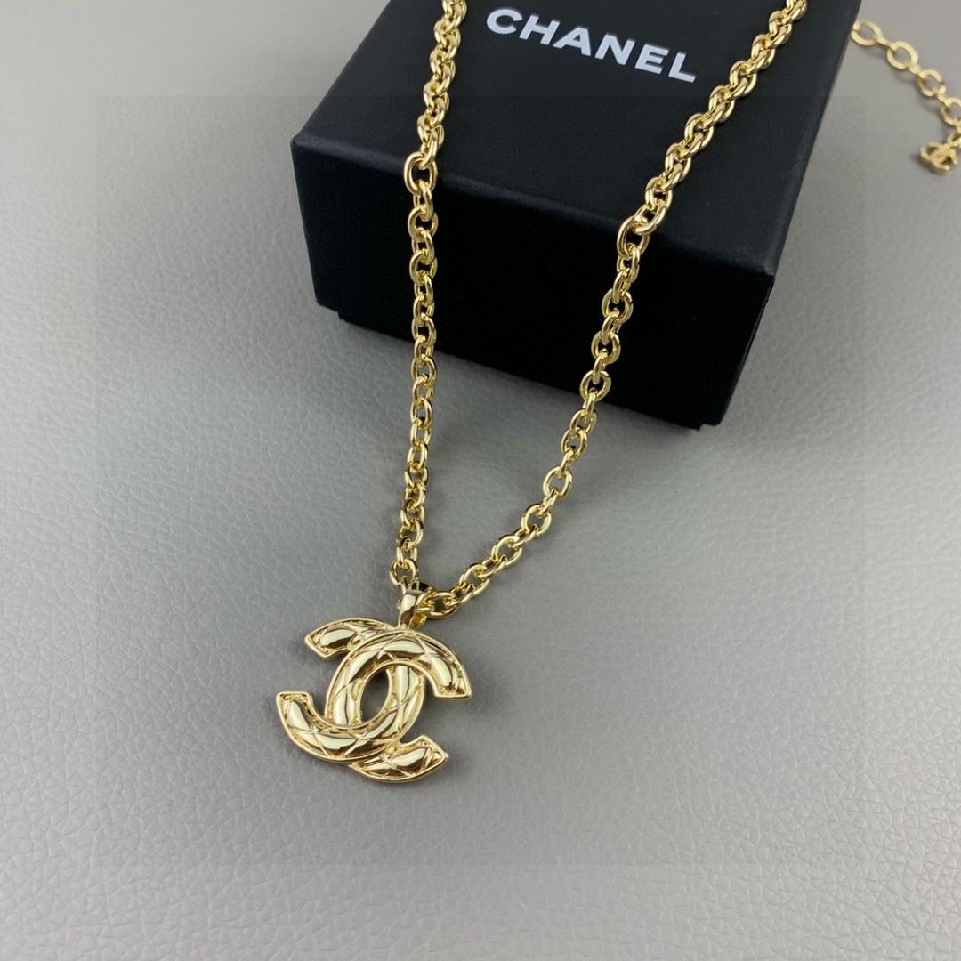  Chanel香奈儿 中古 双C项链👀小香家的款式真心无需多介绍😘🎶每一款都超好看，精致大方，非常显气质
