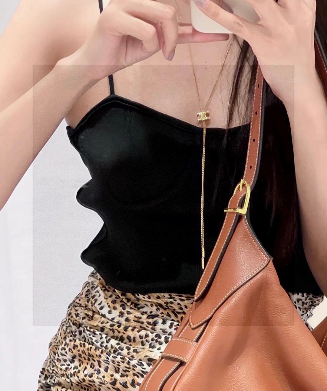 爆款🥰赛琳绝美项链 這一條項鍊很好玩，Celine LOGO是可以調高調低的。往下拉就是普通項鍊，往上