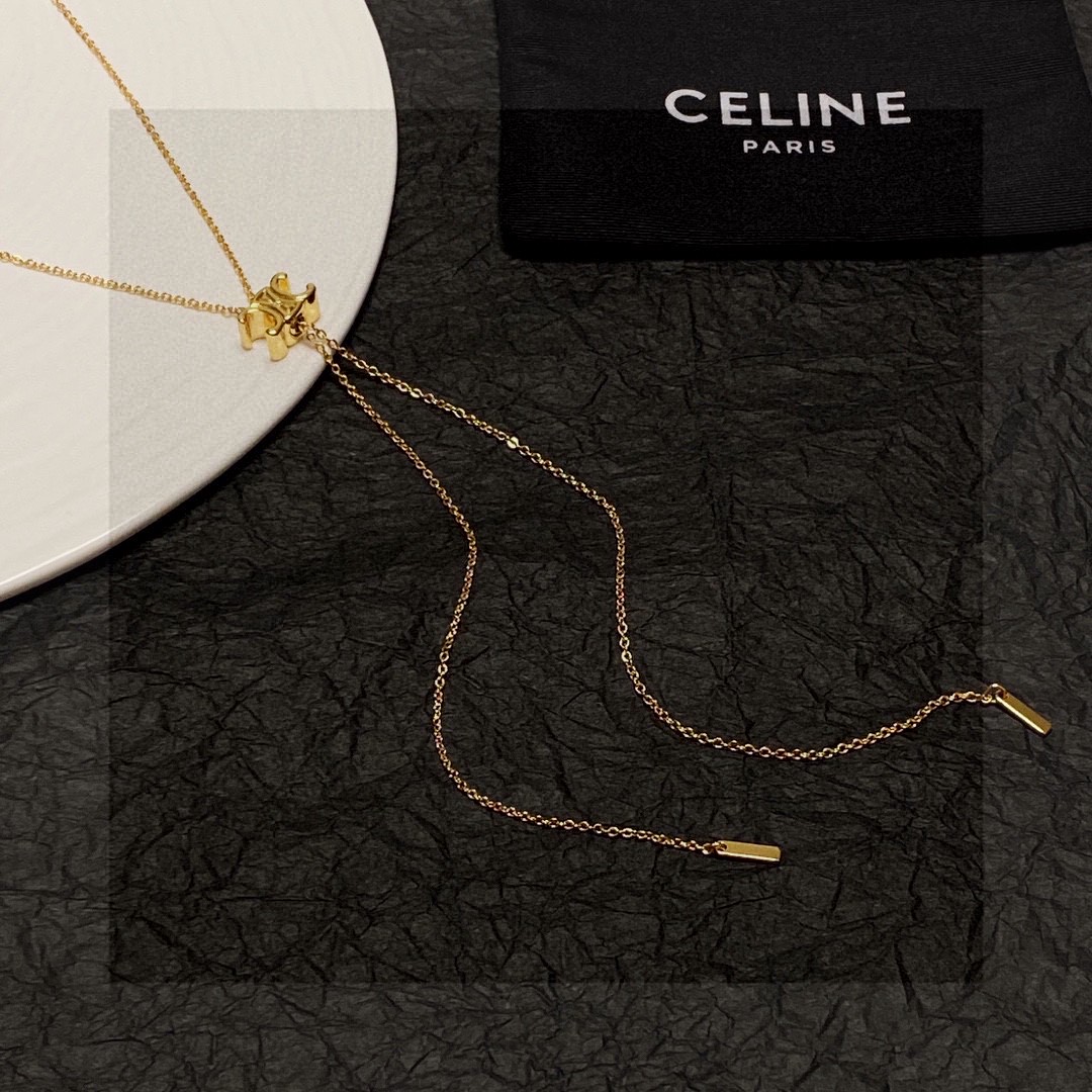  爆款🥰赛琳绝美项链 這一條項鍊很好玩，Celine LOGO是可以調高調低的。往下拉就是普通項鍊，往上
