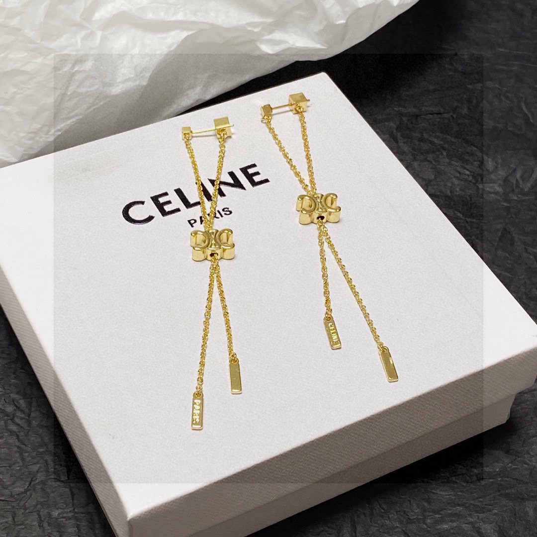  Celine赛琳中古流苏耳钉😍 赛琳已经自成一股流行元素，持续为女性诠释优雅、创造时尚，Celine家