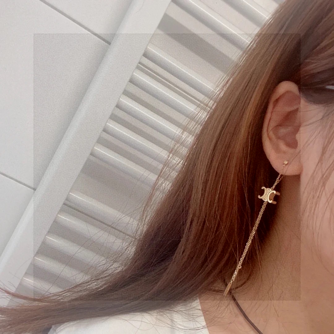  Celine赛琳中古流苏耳钉😍 赛琳已经自成一股流行元素，持续为女性诠释优雅、创造时尚，Celine家